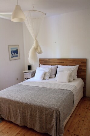 3 bedrooms, travel cot, bed sheets