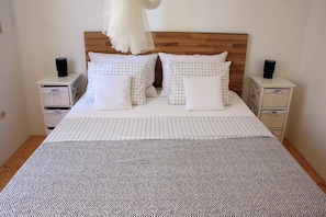 3 bedrooms, travel cot, bed sheets