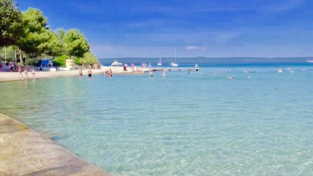 A beach with clear water, a pier, and boats. - Villa / finca with beautiful terrace & large garden, 5 minutes to the beach, Dalmatia (Ždrelac)