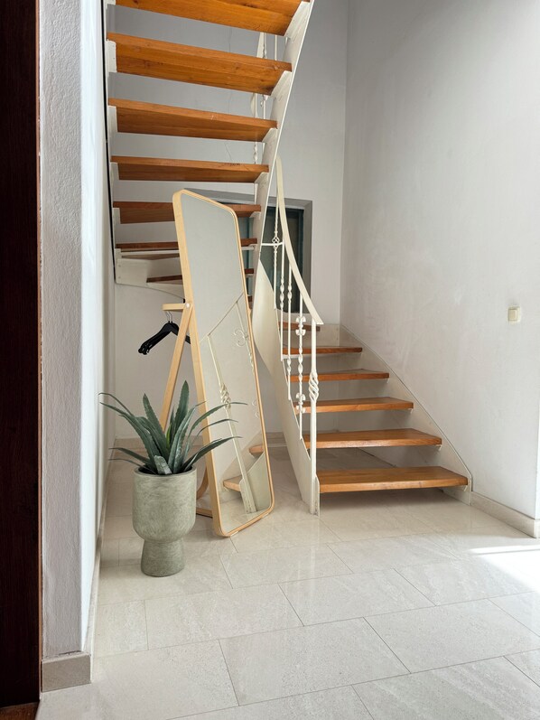 A staircase with wooden steps and white railings, a potted plant, and a mirror leaning against the wall. - Villa / finca with beautiful terrace & large garden, 5 minutes to the beach, Dalmatia (Ždrelac)