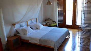 3 habitaciones, cuna de viaje y ropa de cama