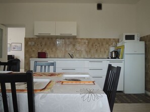 Kühlschrank, Mikrowelle, Herdplatte, Geschirrspüler