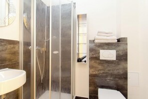 Shower, hair dryer, towels - Africa Suite, directly on the Alter Strom - family-friendly/modern/exclusive (Warnemünde)