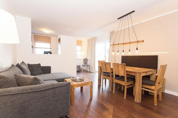 Téléviseur, lecteur de DVD, livres, sélection de films