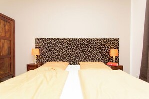 3 bedrooms, WiFi, bed sheets - Africa Suite, directly on the Alter Strom - family-friendly/modern/exclusive (Warnemünde)
