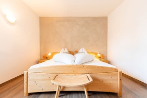 2 chambres, coffres-forts dans les chambres, fer et planche à repasser