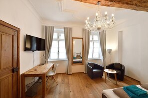 2 bedrooms, iron/ironing board, travel cot, Internet