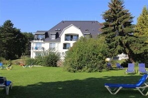 Exterior - Fantastic apartment with a view of the lake, directly at the backwaters and golf club (Benz)