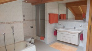 Baignoire, séchoir à cheveux, serviettes fournies, savon