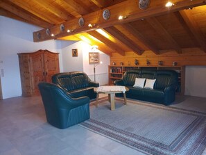 Smart-TV, DVD-Player, Bücher, Stereoanlage