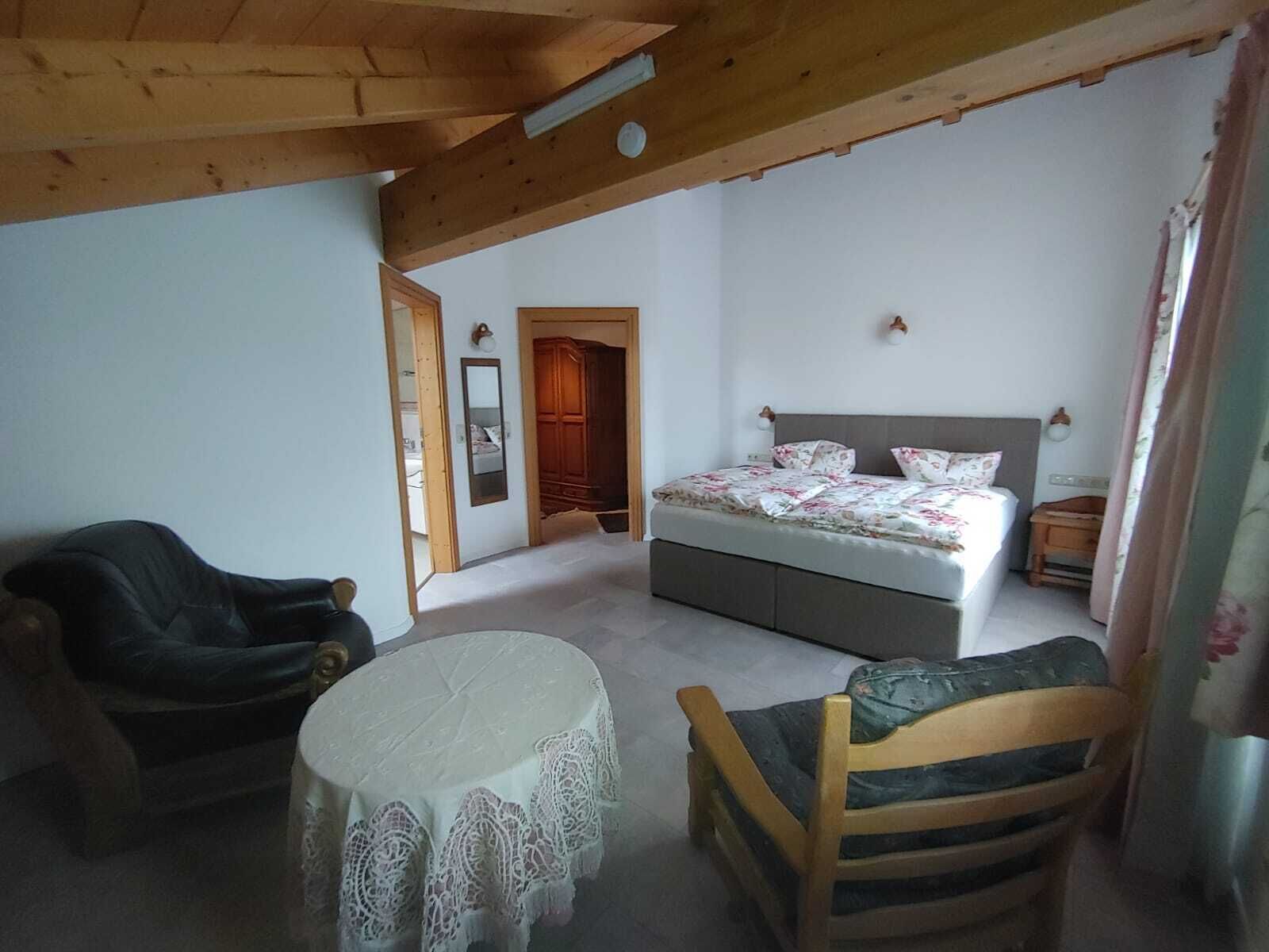 2 Schlafzimmer, Schreibtisch, Bügeleisen/Bügelbrett, Reisekinderbett