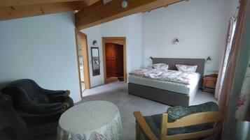 2 Schlafzimmer, Schreibtisch, Bügeleisen/Bügelbrett, Reisekinderbett