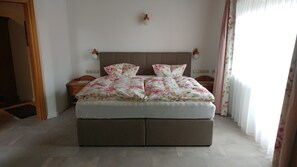 2 Schlafzimmer, Schreibtisch, Bügeleisen/Bügelbrett, Reisekinderbett