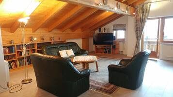 Smart TV, DVD player, books, stereo