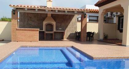 Close to town Conil, with air conditioning, large pool, barbecue area with outdoor kitchen, 2 parking spaces - Casa Pedro -
