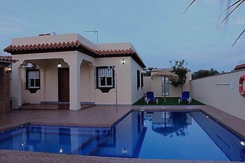 Maison de vacances avec piscine privée et grand espace barbecue couvert, à seulement 300m de Conil, pour 6 personnes, avec WLan