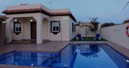 Maison de vacances avec piscine privée et grand espace barbecue couvert, à seulement 300m de Conil, pour 6 personnes, avec WLan