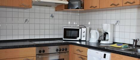 Kühlschrank, Mikrowelle, Ofen, Herdplatte