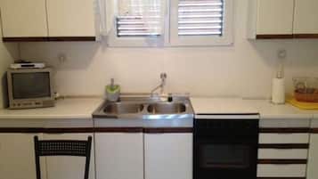 KylskÄp, ugn, spishÀll och grytor/köksredskap