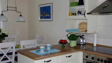 Køleskab, mikrobølgeovn, ovn, kogeplade