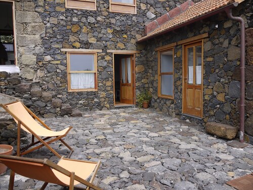 Newly restored in 2012, rural environment, fully connected, very well connected