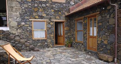 Newly restored in 2012, rural environment, fully connected, very well connected