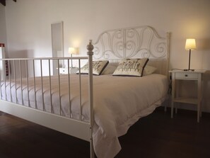 2 bedrooms, iron/ironing board, WiFi, bed sheets - Newly restored in 2012, rural environment, fully connected, very well connected (Isora)