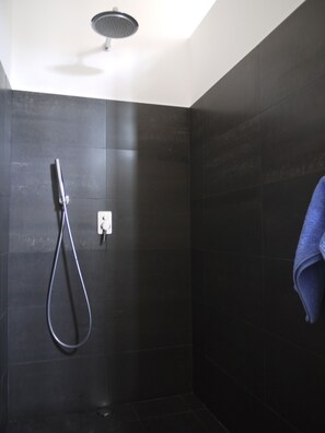 Shower, hair dryer, bidet, towels - Newly restored in 2012, rural environment, fully connected, very well connected (Isora)