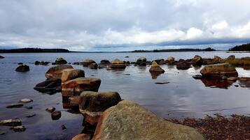 Ubicación cercana a la playa y tumbonas