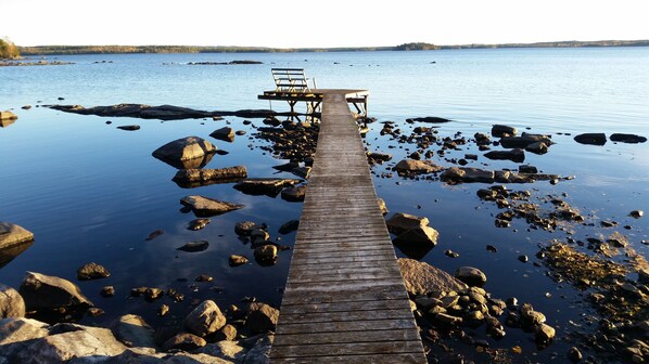 A wooden pier extending into calm water with rocks on either side. - In the heart of Smaland hyggeliges cottage Klavreström with canoe! (Klavreström)