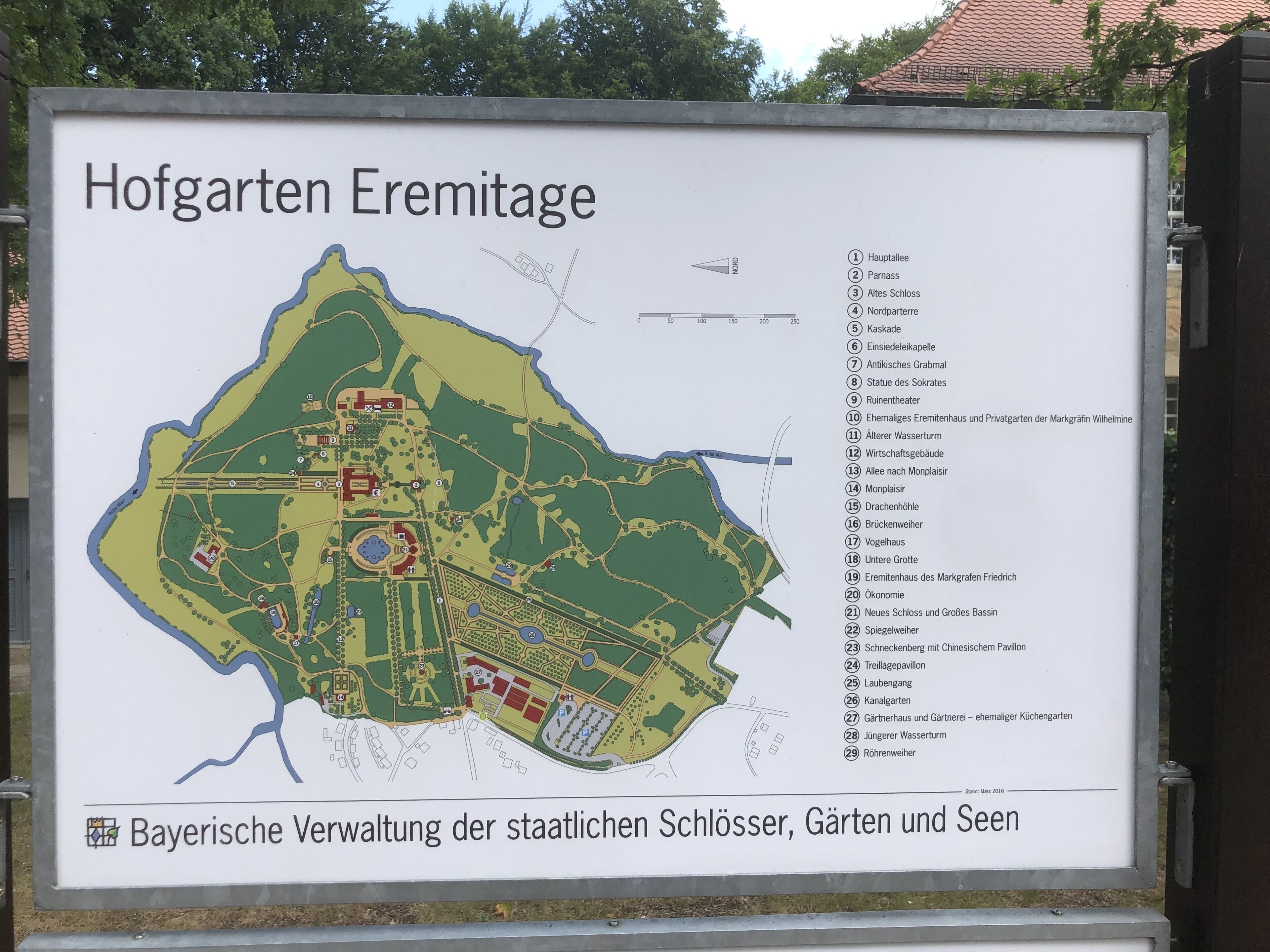 Une carte du Hofgartens Eremitage avec des points d’intérêt clairement indiqués.