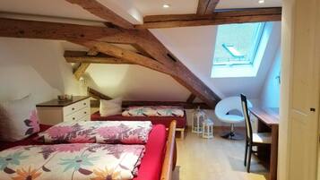 3 Schlafzimmer, Schreibtisch, Bügeleisen/Bügelbrett, WLAN