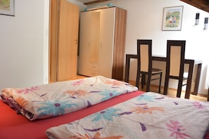 3 Schlafzimmer, Schreibtisch, Bügeleisen/Bügelbrett, WLAN