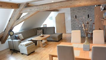 Fernseher, DVD-Player, Bücher, Stereoanlage