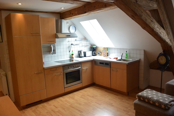 Kühlschrank, Mikrowelle, Ofen, Herdplatte