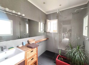 Bathtub, hair dryer, toilet paper - Var - Spacious villa in a quiet location with swimming pool, beach and shops on foot!  (La Seyne-Sur-Mer)