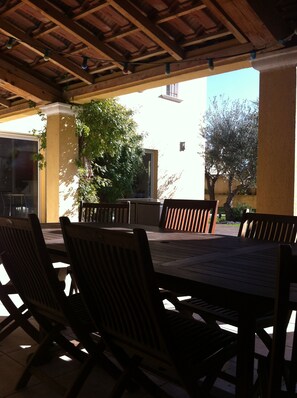 Outdoor dining - Var - Spacious villa in a quiet location with swimming pool, beach and shops on foot!  (La Seyne-Sur-Mer)