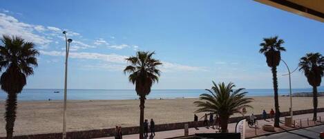 En la playa y camastros