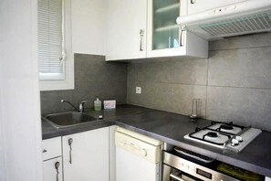 Een koelkast, een microgolfoven, een oven, een kookplaat