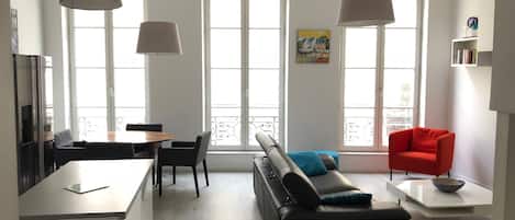 Fernseher, DVD-Player, Bücher, Videothek