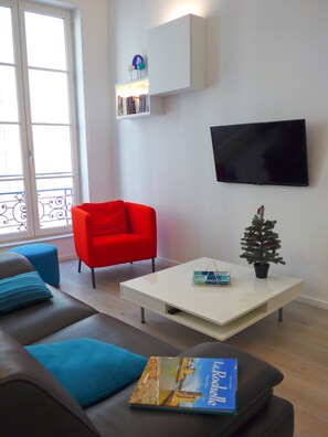 Télévision, lecteur de DVD, livres, vidéothèque