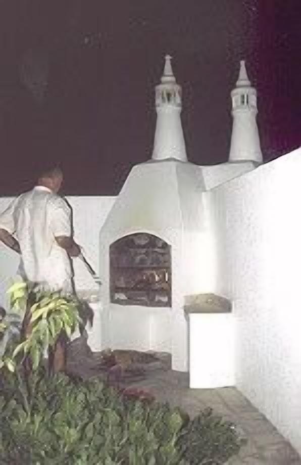 The house is located at the edge of town, close to the sea