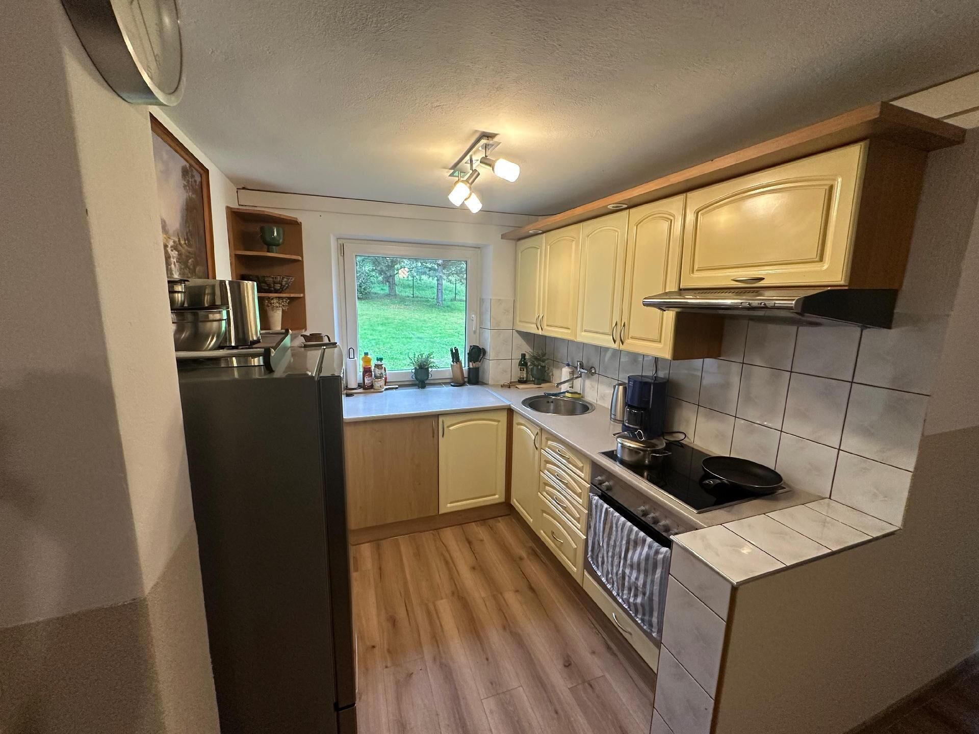 冷蔵庫、電子レンジ、オーブン、コンロ