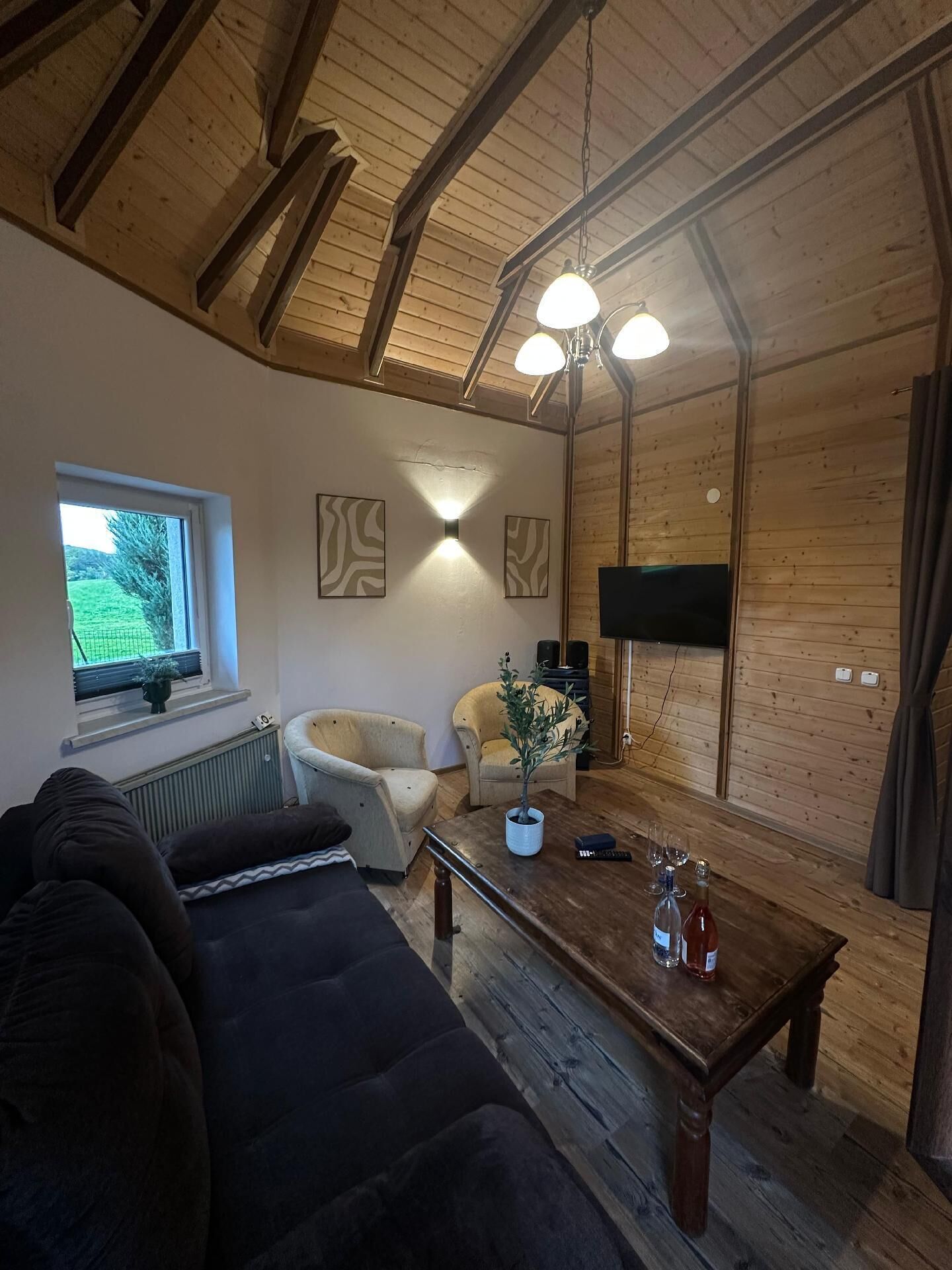 Una televisión, una chimenea