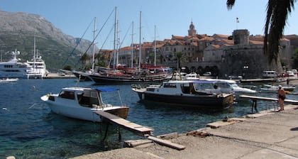 Top apartment for 4-5, south. Location, right on the sea, boat dock, bike hit!