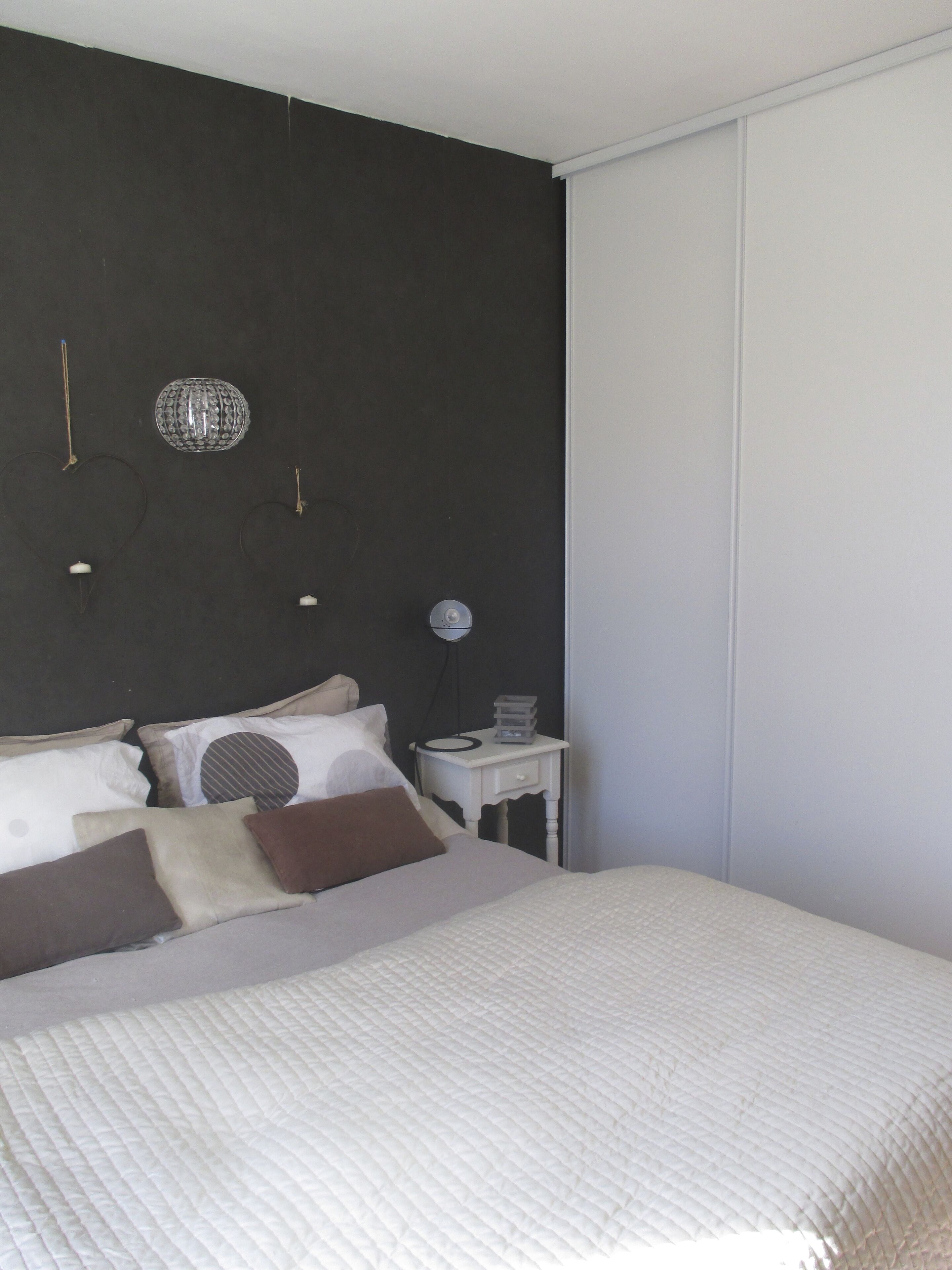 3 habitaciones, escritorio y tabla de planchar con plancha 