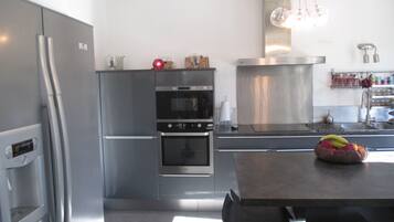 Refrigerador, microondas, horno y parrilla de estufa