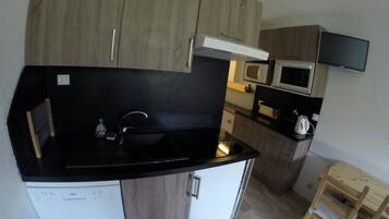 Réfrigérateur, micro-ondes, four, plaque de cuisson