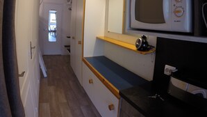 A compact kitchenette with a microwave, wooden cabinets, and a countertop. - Arc 1800 - Studio with balcony overlooking Montblanc, at the foot of the slopes for 5 people. (Bourg-Saint-Maurice)