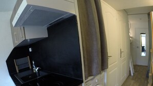 A compact kitchen with a stove, oven, and built-in washing machine. - Arc 1800 - Studio with balcony overlooking Montblanc, at the foot of the slopes for 5 people. (Bourg-Saint-Maurice)